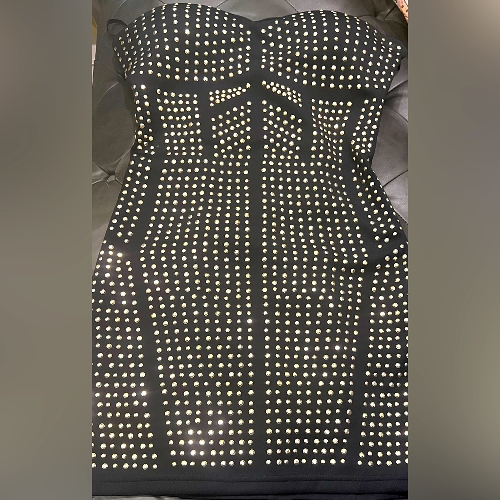 BRAND NEW (w/out tag) Black Dress with Gold Studs Size JrsM